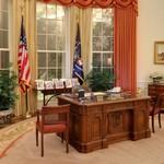 The White House Oval Office replica, Presidential desk