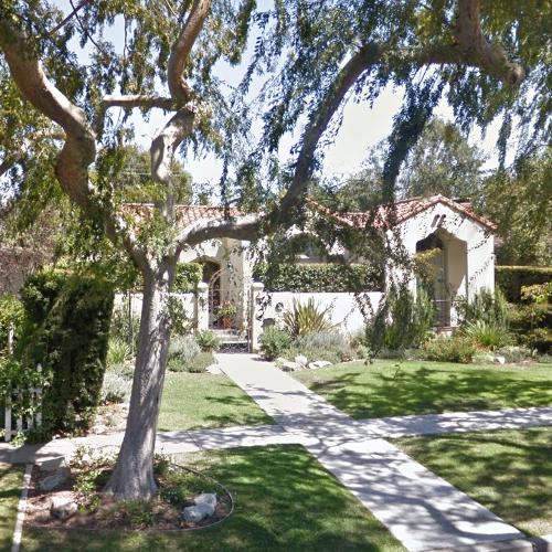 Rita and Syl visit a house for sale ("Dexter") in Long Beach, CA
