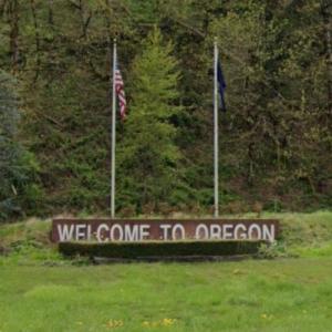 Welcome to Oregon sign in Rainier, OR - Virtual Globetrotting