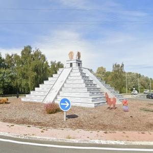 Miniature replica of the Kukulkan pyramid (StreetView)