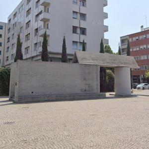 'Piazza del municipio e fontana monumentale a Segrate' by Aldo Rossi (StreetView)
