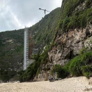 Cliffside glass lift construction halted (StreetView)
