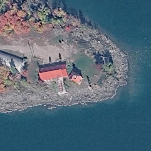 McKay Island Lighthouse in Rydal Bank, Canada - Virtual Globetrotting