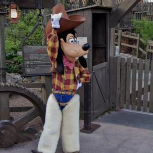 Goofy in Paris, France (#2) - Virtual Globetrotting