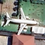 737 in the middle of suburbs