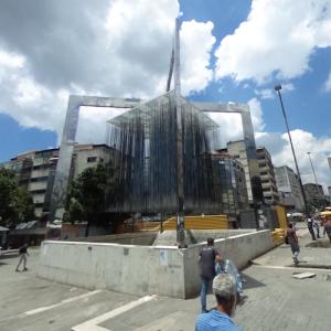 'Cubo Virtual Azul y Negro' by Jesus Rafael Soto (StreetView)