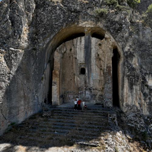Kapilikaya Rock Tomb in Çorum, Turkey - Virtual Globetrotting