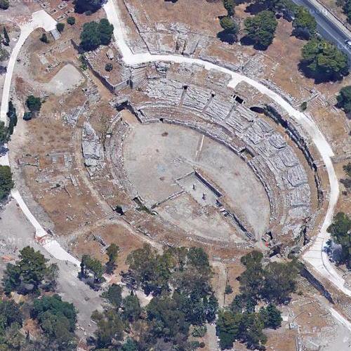 Roman Amphitheater in Syracuse, Italy - Virtual Globetrotting