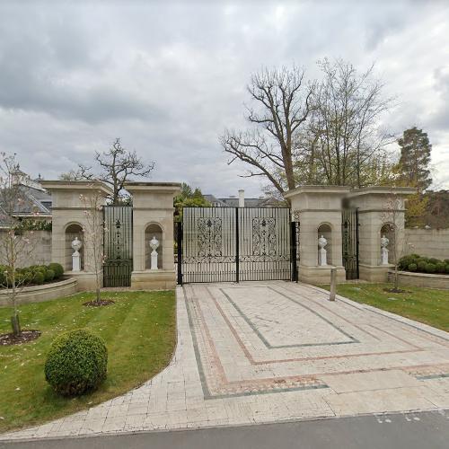 Updown Court in Windlesham, United Kingdom (Google Maps)